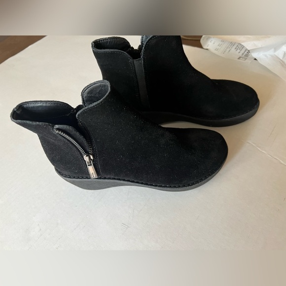 KENNETH COLE REACTION BLACK SUEDE ANKLE BOOTS - Picture 3 of 4